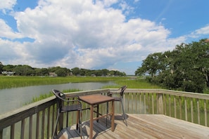 Outdoor dining - The Landing at Little Oak ~ close to the beach away from the crowd (Folly Beach)