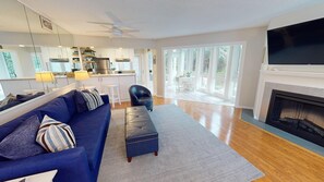 Smart TV, fireplace - The Landing at Little Oak ~ summer coastal getaway (Folly Beach)