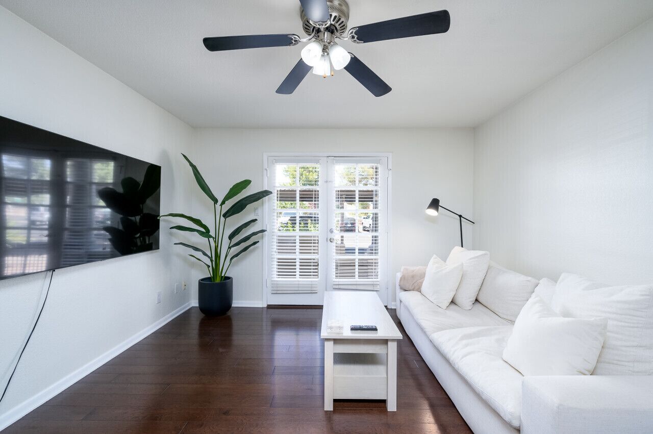 智能电视、书、办  公室