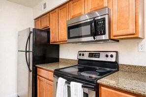 Coffee/tea maker, fridge, microwave, oven
