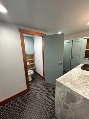 Douche, baignoire à jets, sèche-cheveux, serviettes fournies