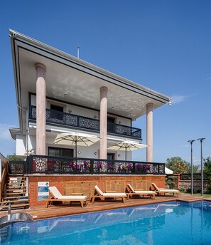 Una piscina al aire libre