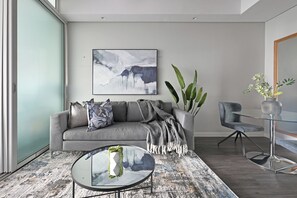 Smart TV - City Serenity: Stylish 1BR Apartment with Pool in Central Cape Town (Cape Town)