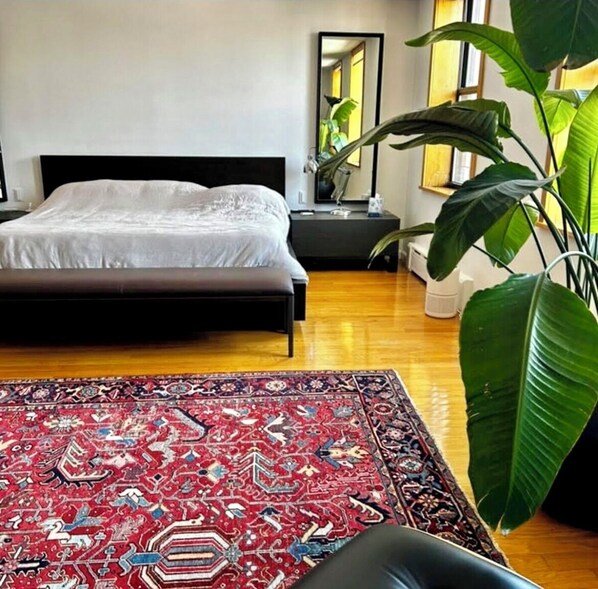 4 bedrooms, desk, travel cot, WiFi