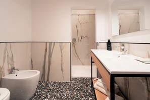 Chambre, vue cour intérieure | Salle de bain