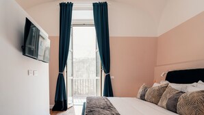 Rom – comfort, bakgårdsutsikt | Safe på rommet, lydisolert, strykejern/-brett og wi-fi (inkludert)