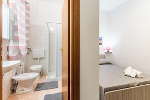 Dusche, Haartrockner, Bidet, Handtücher