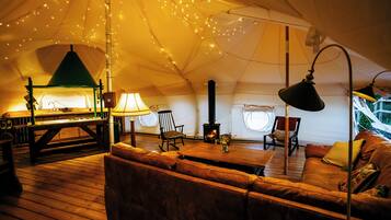 Cabin | Living area | Fireplace
