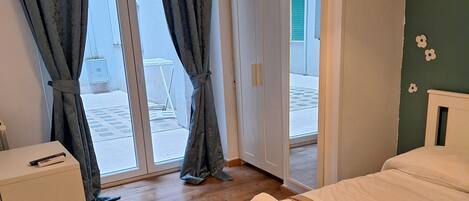 5 bedrooms, WiFi, bed sheets