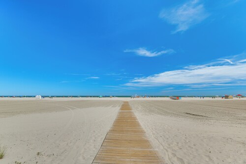 Beachfront Wildwood Crest Condo w/ Pool Access!