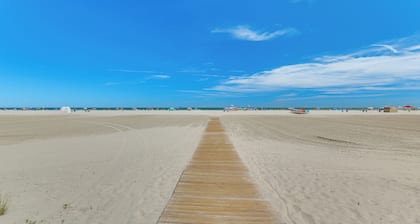 Beachfront Wildwood Crest Condo w/ Pool Access!
