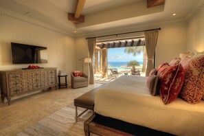 5 bedrooms, desk, travel cot, free WiFi