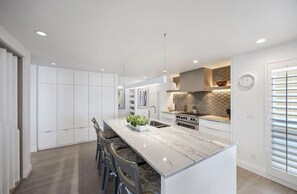 Frigorífic, microones, forn i placa de cuina 