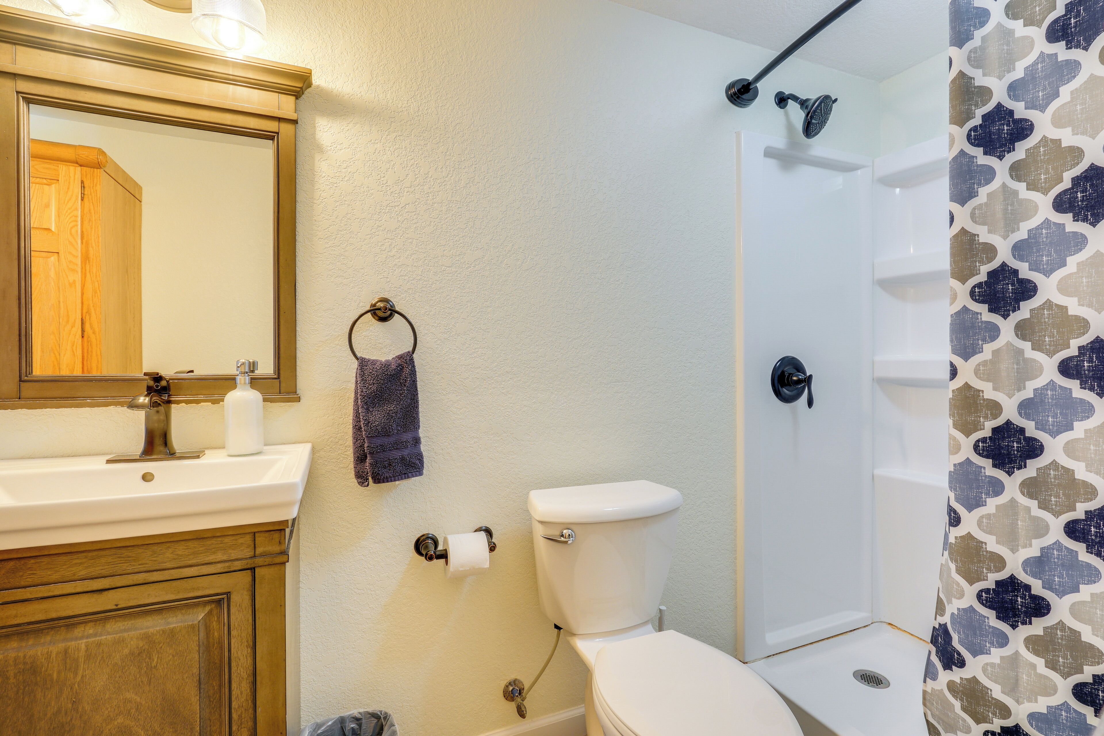 Une salle de bain avec un lavabo, des toilettes et une douche.