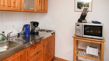 Kühlschrank, Mikrowelle, Herdplatte, Wasserkocher mit Kaffee-/Teezubehör