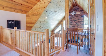 Alton Cabin w/ Wraparound Deck, Forest Views