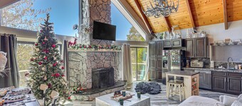 Lake Arrowhead Cabin w/ Hot Tub & Mountain Views!