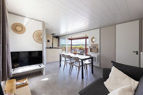 Chalet Oihana avec vue sur la campagne Basque et piscine.