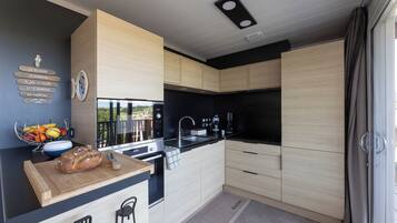 Een magnetron, een oven, een kookplaat, een vaatwasser