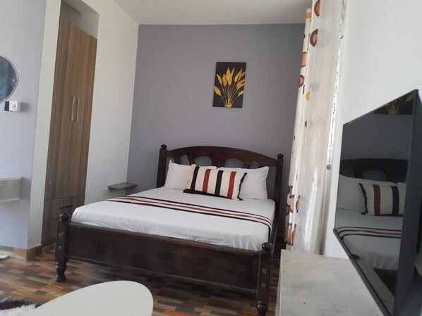 1 bedroom, in-room safe, iron/ironing board, free WiFi - Spacious Retreat Steps from Beach & Town Center! (Kiwandani)