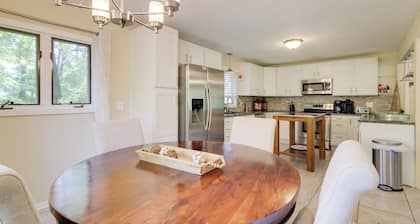 Lakefront Newport News Home, 6 Mi to City Center!