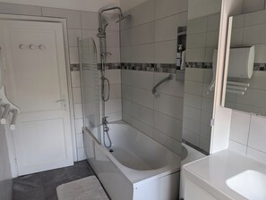 Haartrockner, HandtĂŒcher, Toilettenpapier