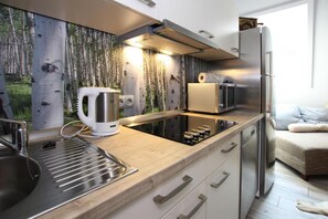 Réfrigérateur, micro-ondes, plaque de cuisson, lave-vaisselle