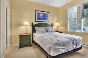 2 bedrooms, iron/ironing board, free WiFi, bed sheets - Ground Level 2 bed/2 bath condo with laundry, BBQ, pet-friendly, large deck (Silver Star Mountain)