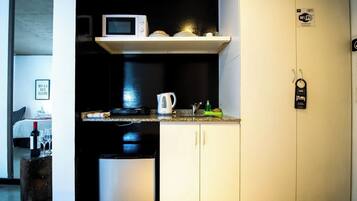 Microwave, cookware/dishes/utensils