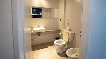 Chuveiro, secador de cabelo, bidê, toalhas de banho