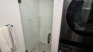 Douche, sèche-cheveux, serviettes fournies, savon