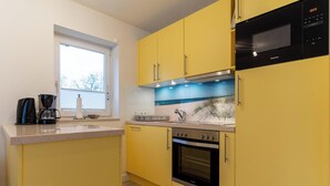 Coffee/tea maker, fridge, microwave, oven - Ferienwohnung in St. Peter-Ording (St. Peter-Ording)