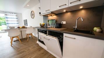 Kühlschrank, Mikrowelle, Ofen, Herdplatte