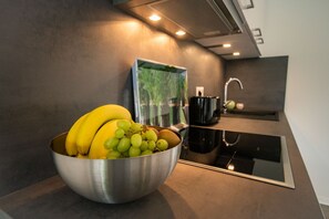 Kühlschrank, Mikrowelle, Ofen, Herdplatte