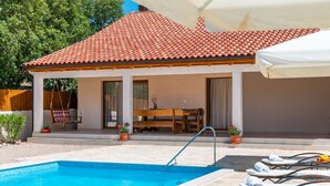 Outdoor pool, pool umbrellas, sun loungers - Villa Kole (Konjevrate)