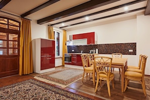 Fridge, oven, stovetop, dishwasher
