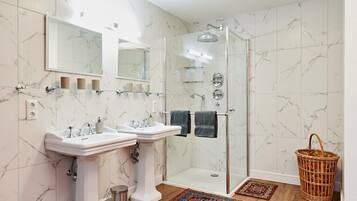 Dusche, Bidet, Handtücher