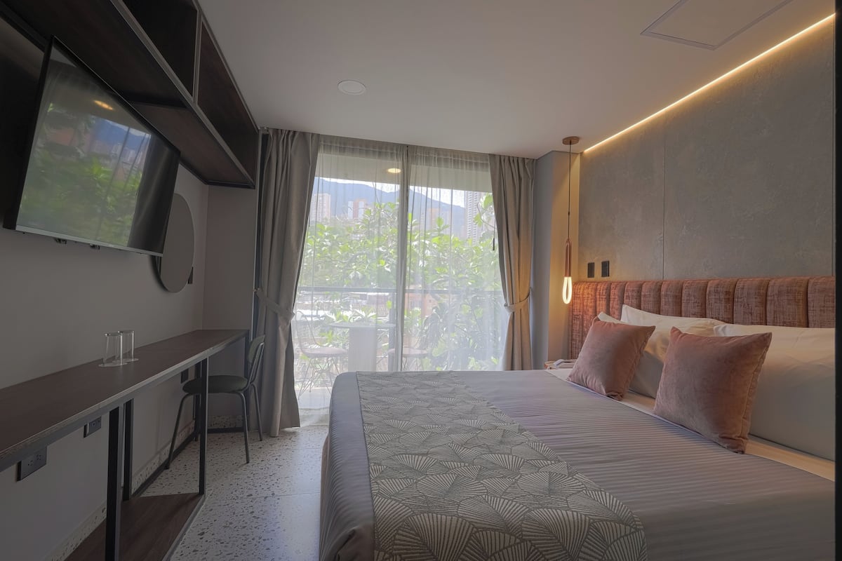 Premier Room, Mountain View | 1 bedroom, premium bedding, down comforters, pillowtop beds