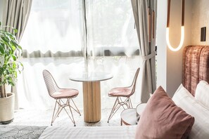 Standard Room | Living area | 54-inch flat-screen TV with cable channels, Netflix, streaming services - The O By Seekers Medellín (Medellín)