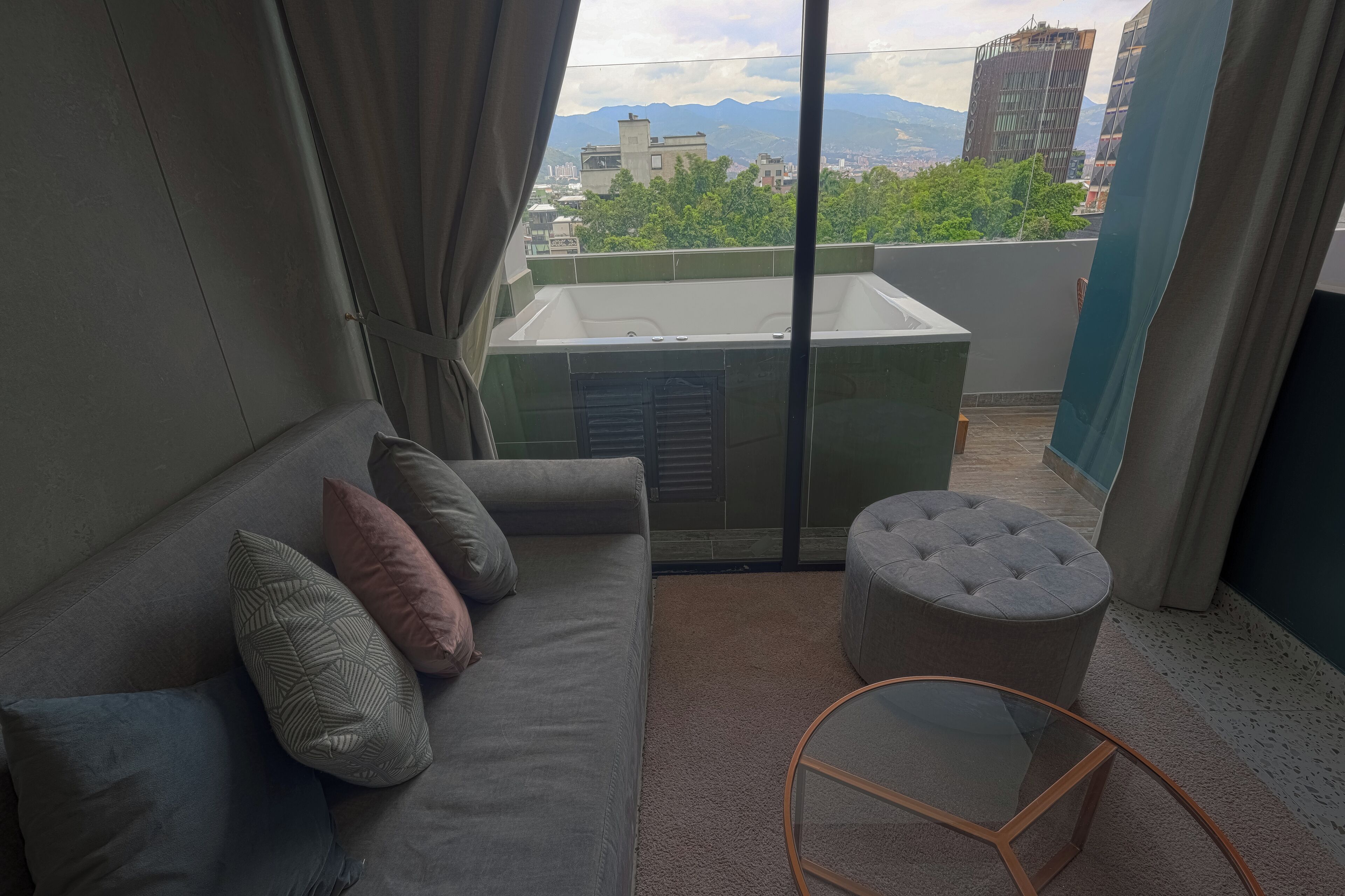 ジュニア ルーム | リビング エリア | 54 インチの薄型テレビ (ケーブル放送視聴可)、Netflix、ストリーミングサービス