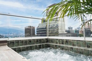 Rooftop pool - The O By Seekers Medellín (Medellín)