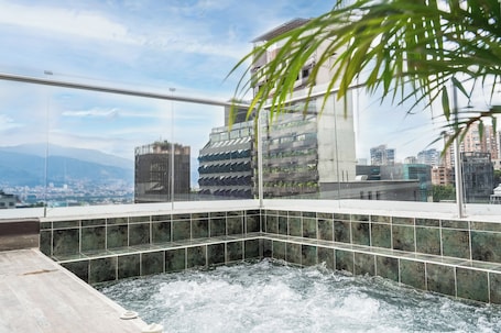 Piscina panoramica. The O By Seekers Medellín