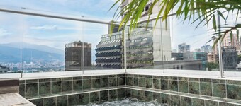 The O By Seekers Medellín