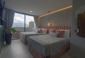 Junior-huone | Ylelliset vuodevaatteet, untuvapeitot, minibaari, tallelokero huoneessa