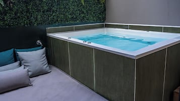 Habitación superior | Ropa de cama de alta calidad, edredón y minibar