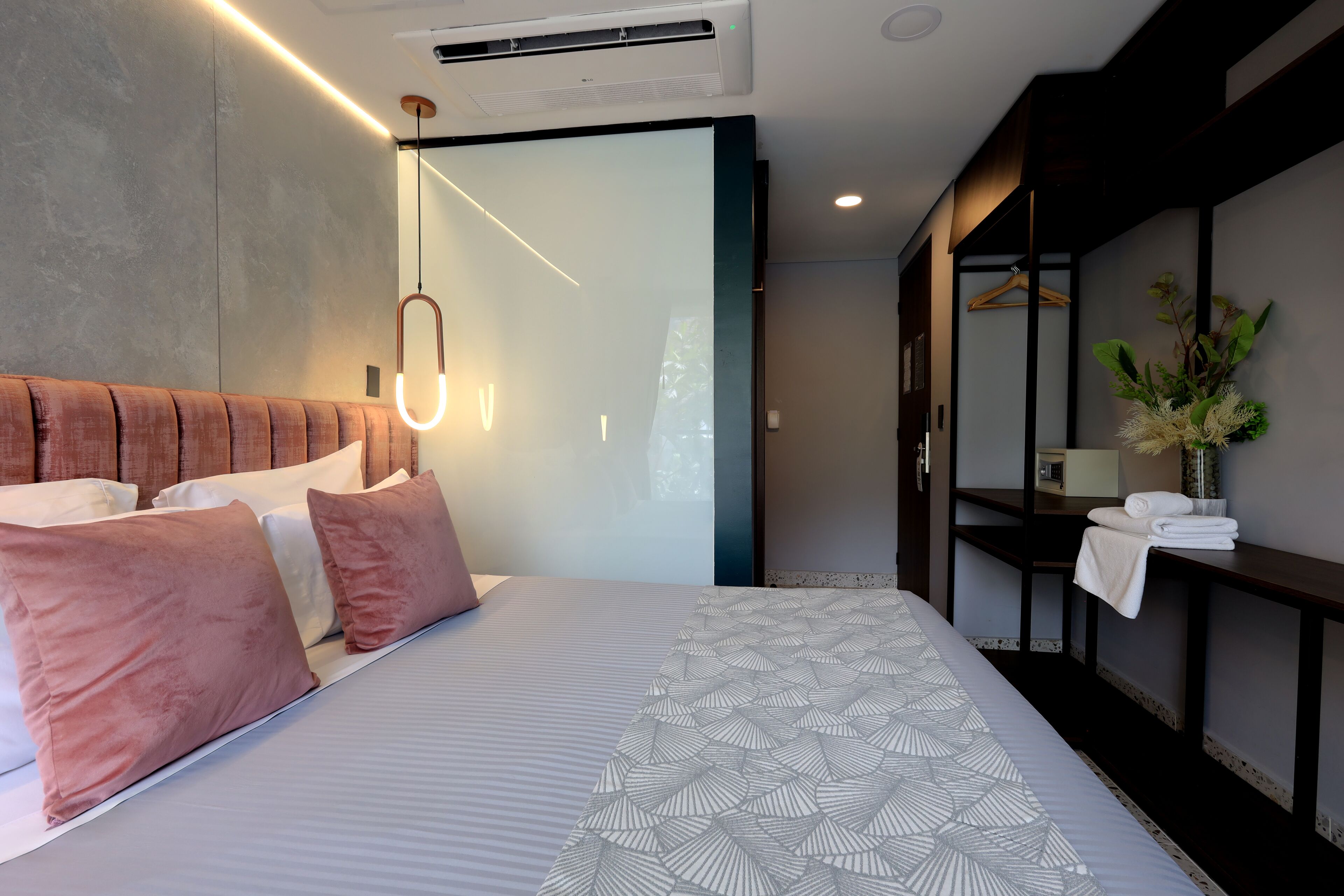 Ropa de cama de alta calidad, cubrecamas y minibar 