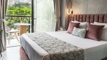 Quarto casal superior, 1 cama Queen | Roupas de cama premium, edredons de pluma, frigobar, cofres nos quartos