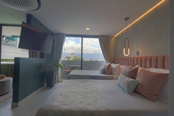 Habitación junior | Ropa de cama de alta calidad, edredones de plumas, minibar y caja fuerte