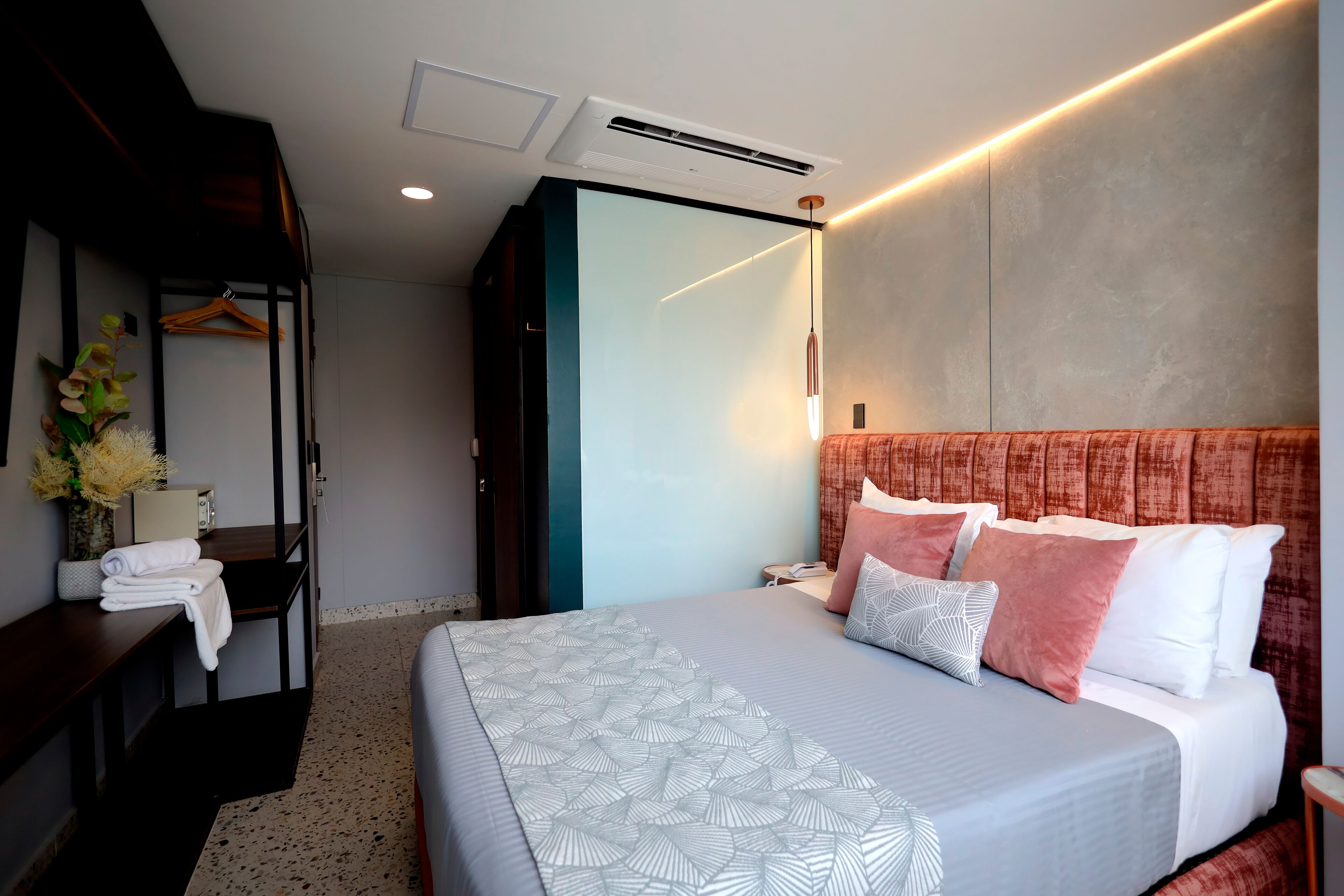 Ropa de cama de alta calidad, cubrecamas y minibar 