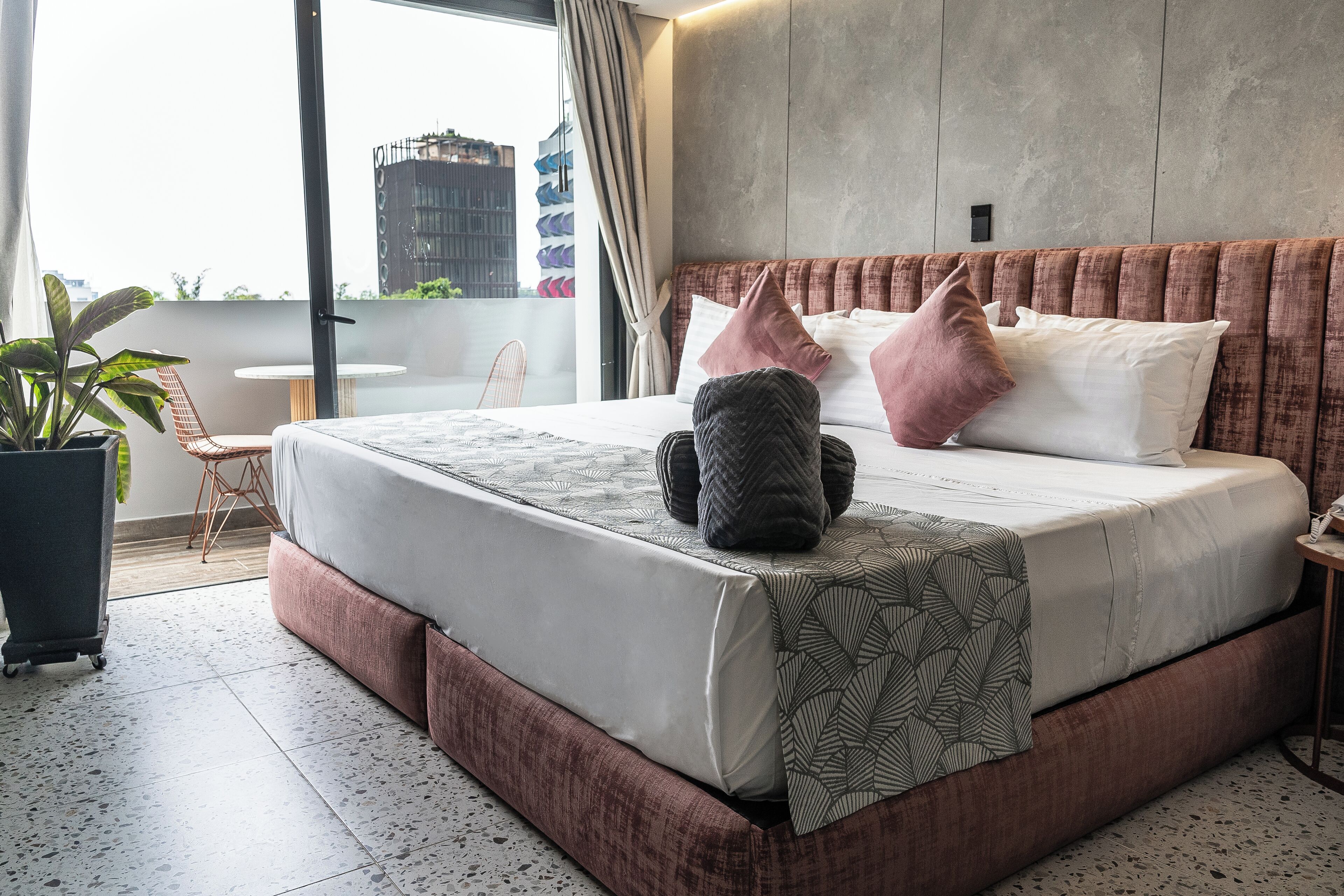 Quarto júnior | Roupas de cama premium, edredons de pluma, frigobar, cofres nos quartos